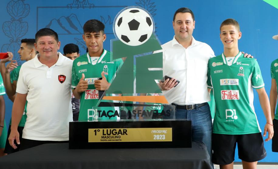 Conquista inédita: governador recebe jovens paranaenses que levantaram a Taça das Favelas