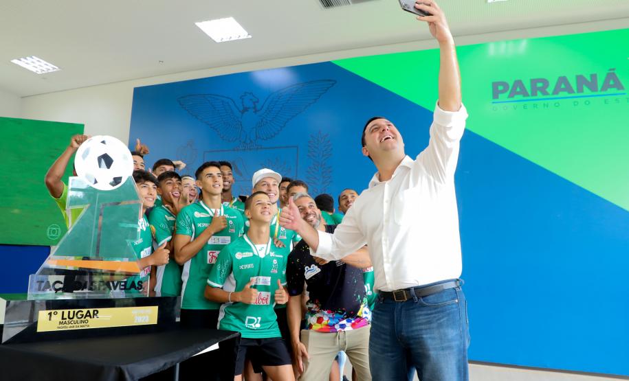 Conquista inédita: governador recebe jovens paranaenses que levantaram a Taça das Favelas