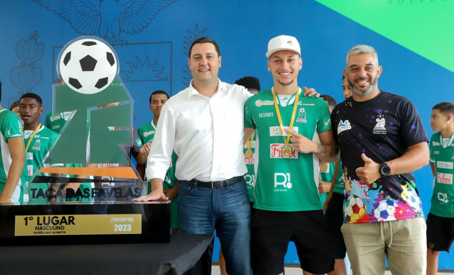 Conquista inédita: governador recebe jovens paranaenses que levantaram a Taça das Favelas