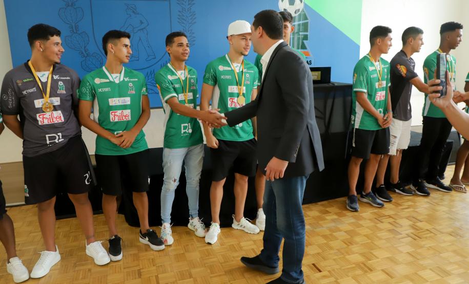 Conquista inédita: governador recebe jovens paranaenses que levantaram a Taça das Favelas