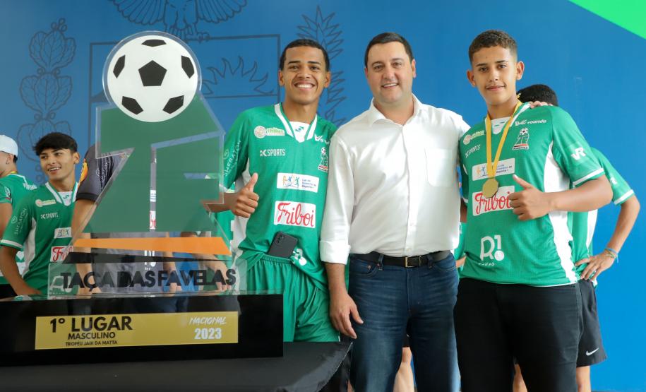 Conquista inédita: governador recebe jovens paranaenses que levantaram a Taça das Favelas