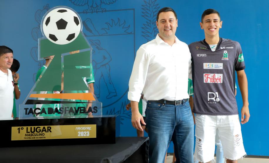 Conquista inédita: governador recebe jovens paranaenses que levantaram a Taça das Favelas