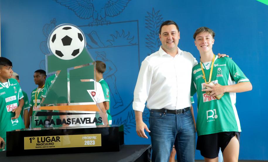 Conquista inédita: governador recebe jovens paranaenses que levantaram a Taça das Favelas