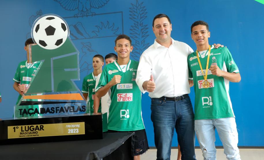 Conquista inédita: governador recebe jovens paranaenses que levantaram a Taça das Favelas