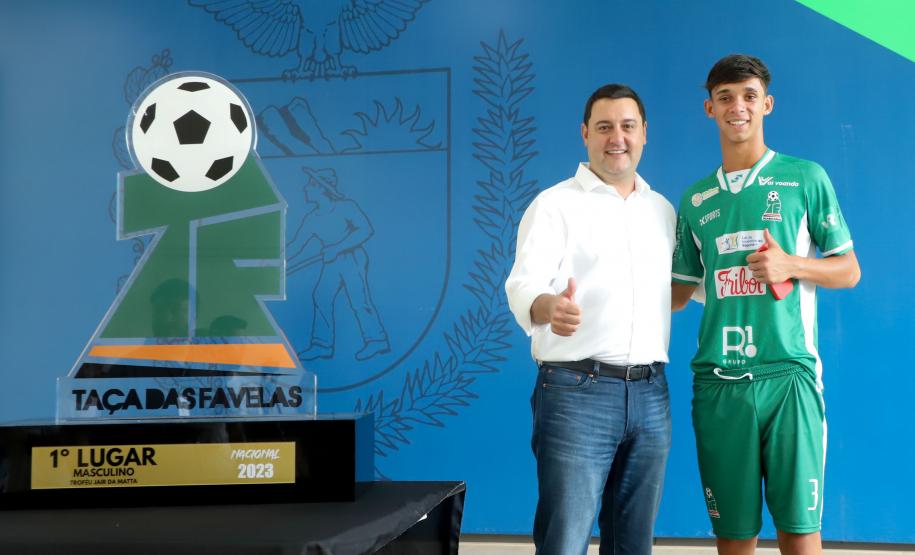 Conquista inédita: governador recebe jovens paranaenses que levantaram a Taça das Favelas