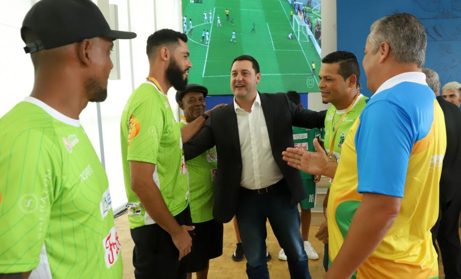 Conquista inédita: governador recebe jovens paranaenses que levantaram a Taça das Favelas