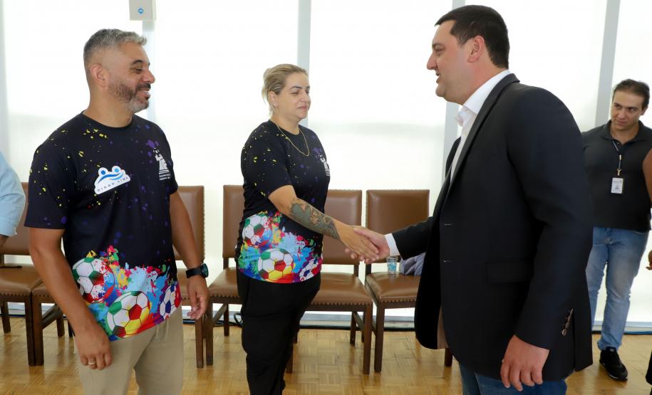 Conquista inédita: governador recebe jovens paranaenses que levantaram a Taça das Favelas