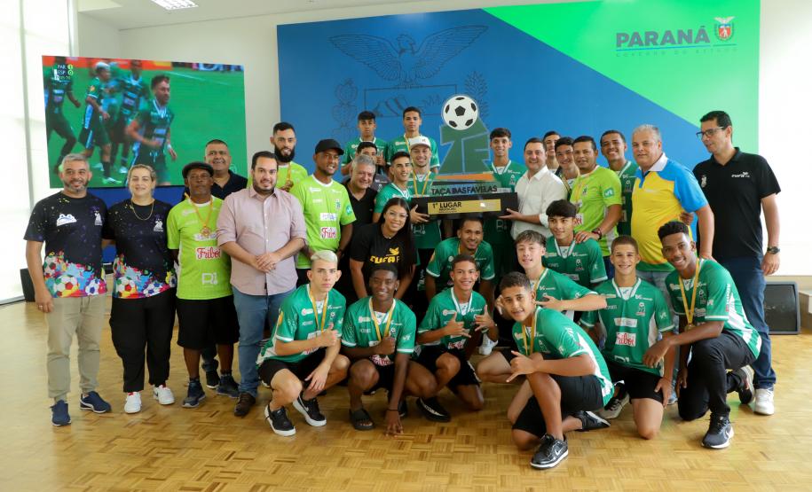 Conquista inédita: governador recebe jovens paranaenses que levantaram a Taça das Favelas