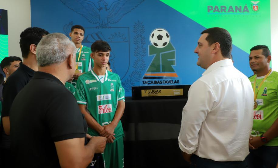 Conquista inédita: governador recebe jovens paranaenses que levantaram a Taça das Favelas