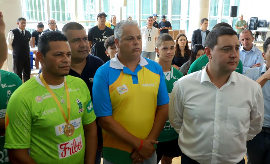 Conquista inédita: governador recebe jovens paranaenses que levantaram a Taça das Favelas