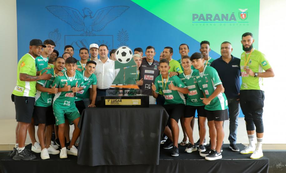 Conquista inédita: governador recebe jovens paranaenses que levantaram a Taça das Favelas