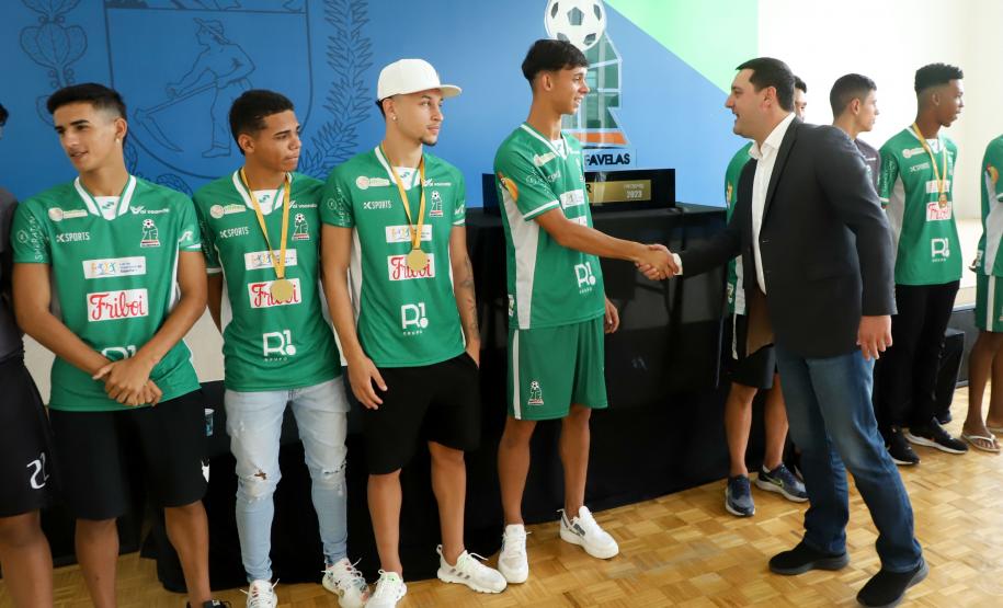 Conquista inédita: governador recebe jovens paranaenses que levantaram a Taça das Favelas
