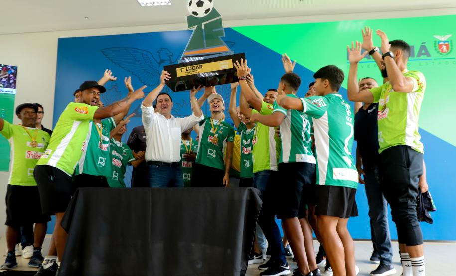 Conquista inédita: governador recebe jovens paranaenses que levantaram a Taça das Favelas