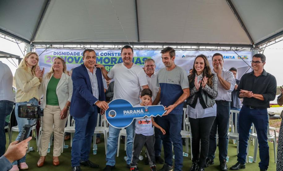 Com subsídio do Estado, 20 famílias de Marilena recebem as chaves da casa própria