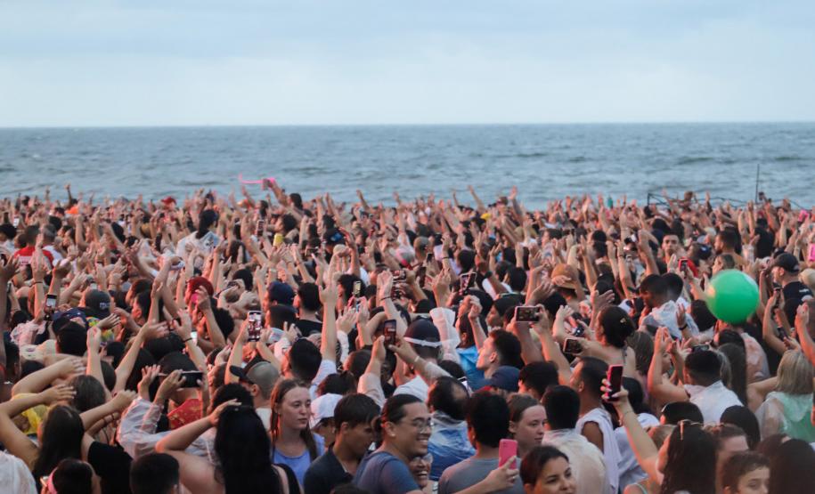 Segunda semana de shows nas praias termina com muito sertanejo para 110 mil pessoas
