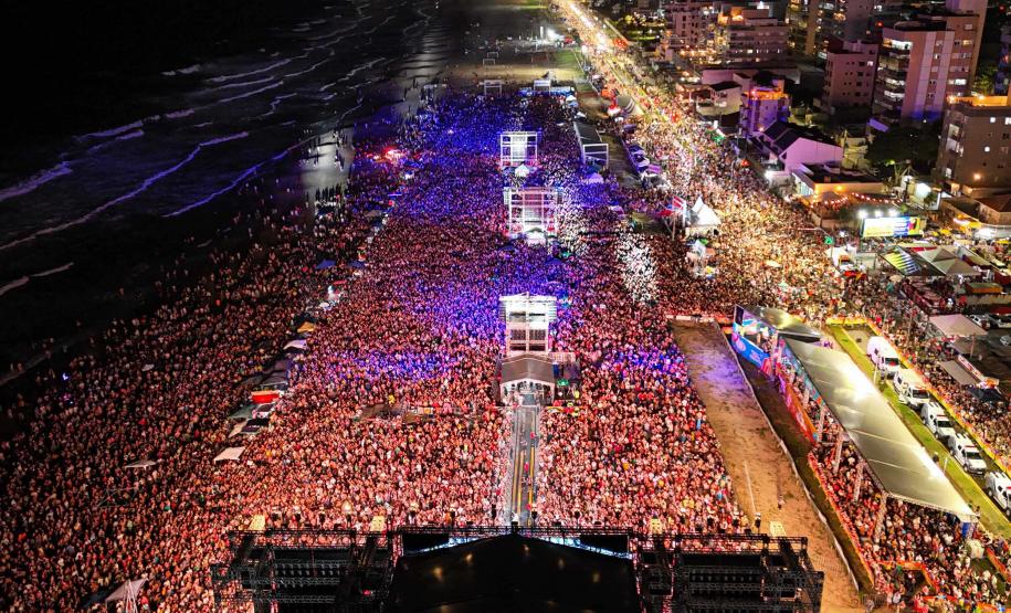 Segunda semana de shows nas praias termina com muito sertanejo para 110 mil pessoas