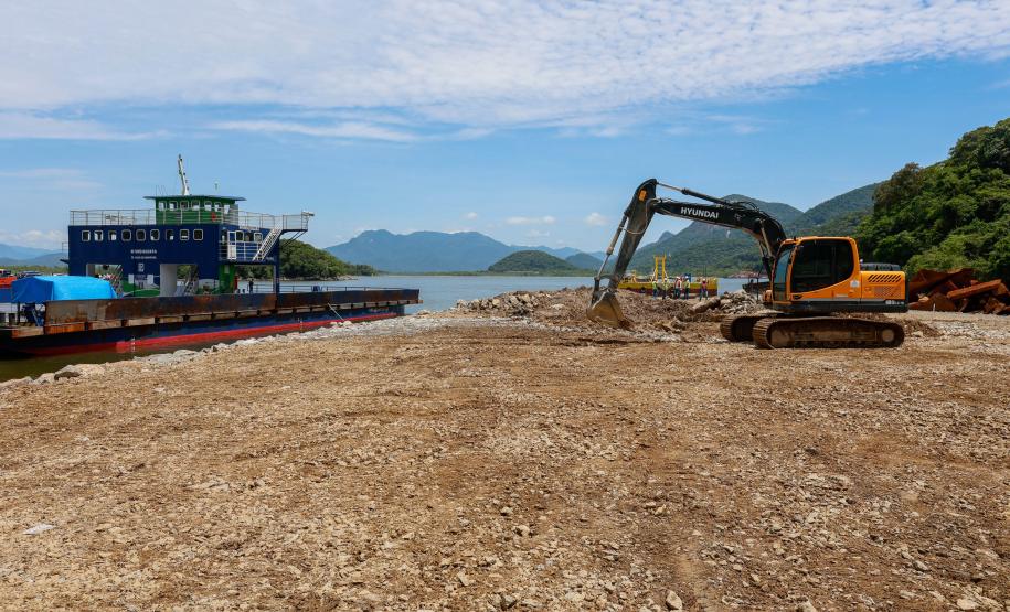 Obra da Ponte de Guaratuba-Matinhos recebe nova balsa de apoio marítimo