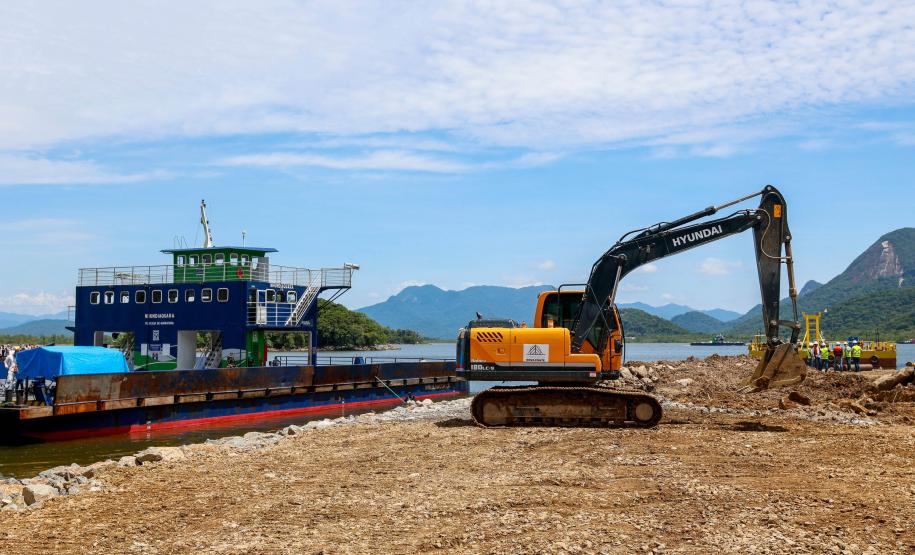 Obra da Ponte de Guaratuba-Matinhos recebe nova balsa de apoio marítimo