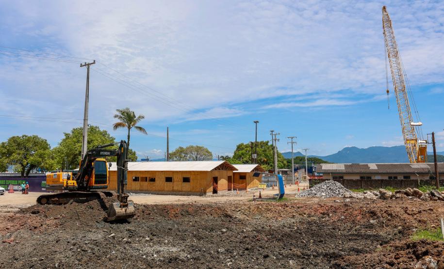 Obra da Ponte de Guaratuba-Matinhos recebe nova balsa de apoio marítimo