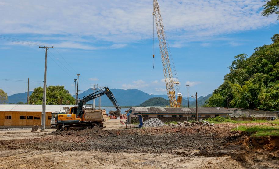 Obra da Ponte de Guaratuba-Matinhos recebe nova balsa de apoio marítimo