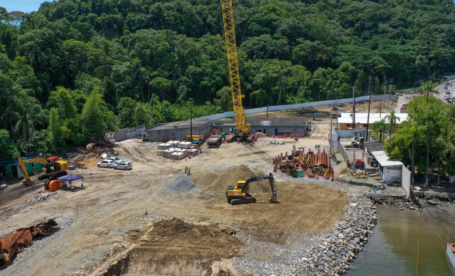 Obra da Ponte de Guaratuba-Matinhos recebe nova balsa de apoio marítimo