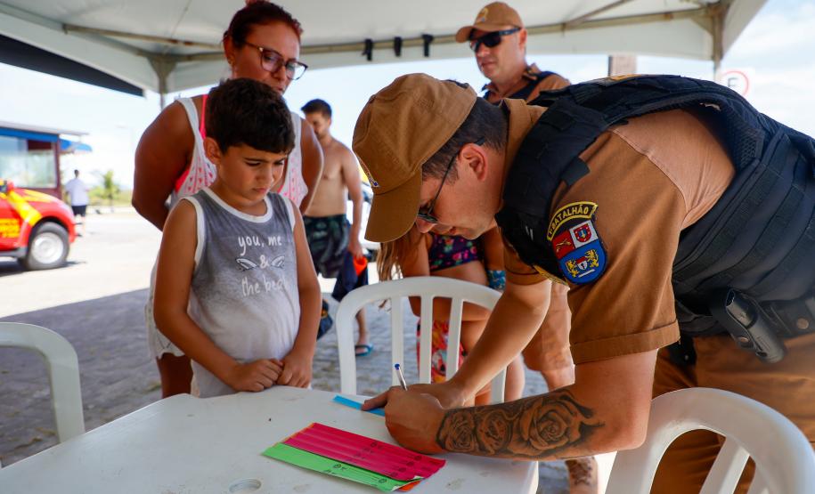 Mil pulseirinhas de identificação foram distribuídas por dia no Litoral desde o início do verão
