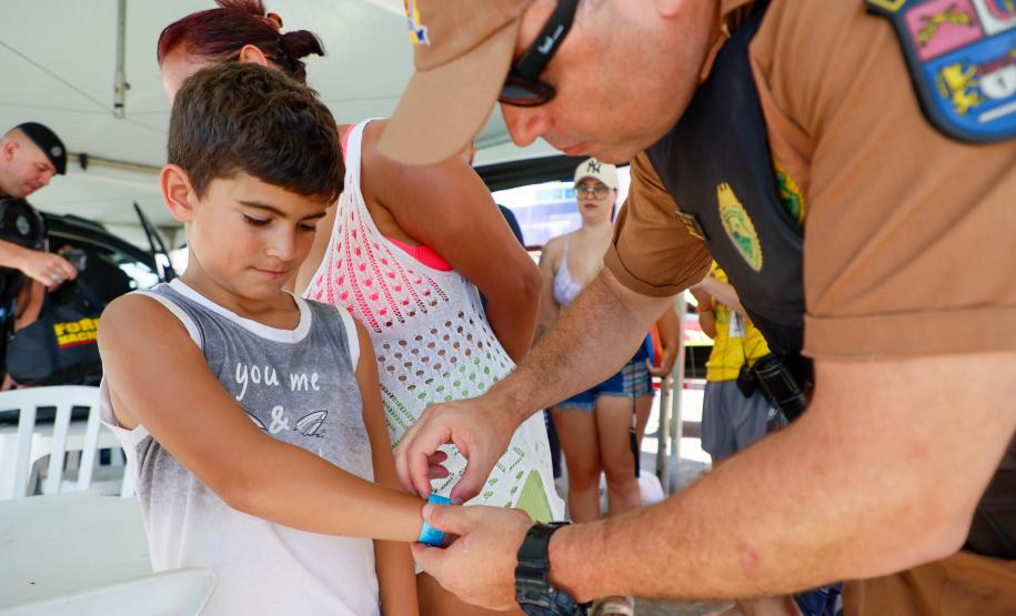 Mil pulseirinhas de identificação foram distribuídas por dia no Litoral desde o início do verão
