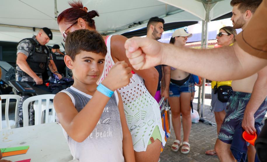 Mil pulseirinhas de identificação foram distribuídas por dia no Litoral desde o início do verão