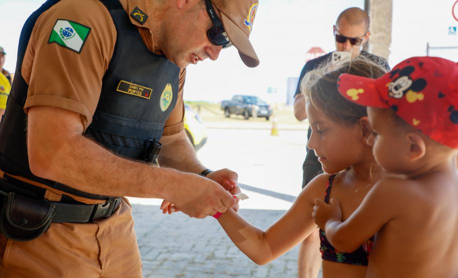 Mil pulseirinhas de identificação foram distribuídas por dia no Litoral desde o início do verão