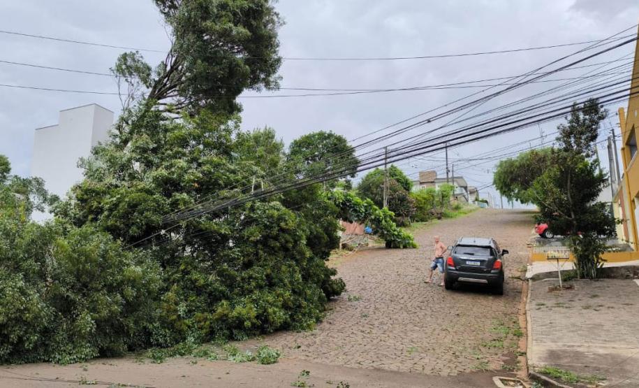 Após temporais, mais de mil técnicos da Copel atendem 38 mil consumidores sem energia