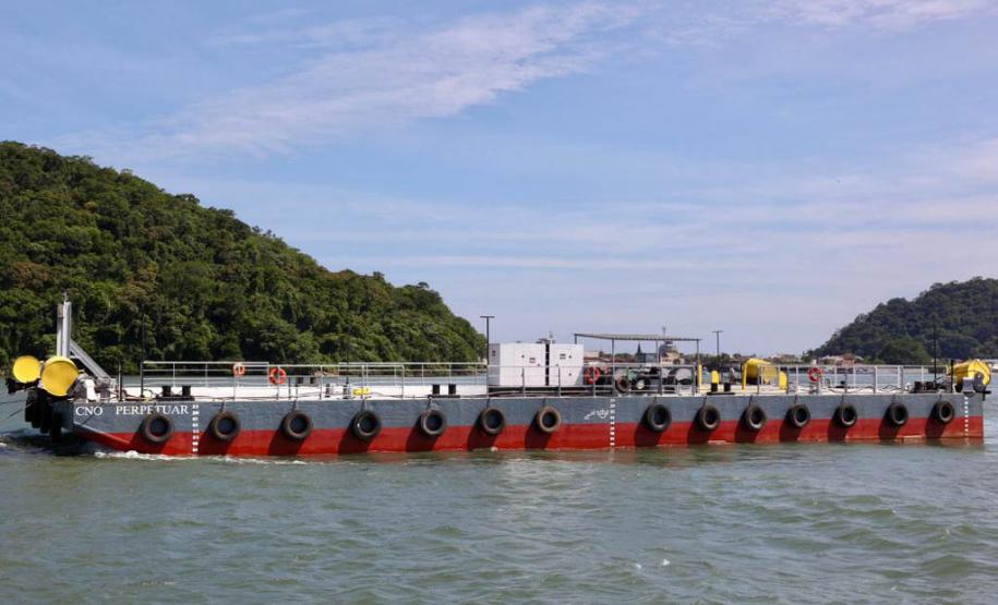 Obra da Ponte de Guaratuba-Matinhos recebe nova balsa de apoio marítimo