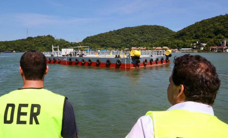 Obra da Ponte de Guaratuba-Matinhos recebe nova balsa de apoio marítimo
