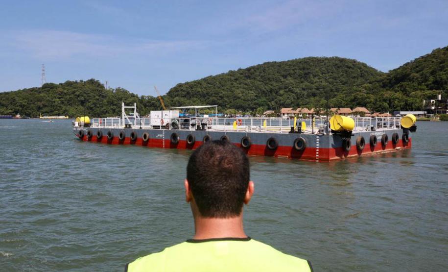 Obra da Ponte de Guaratuba-Matinhos recebe nova balsa de apoio marítimo