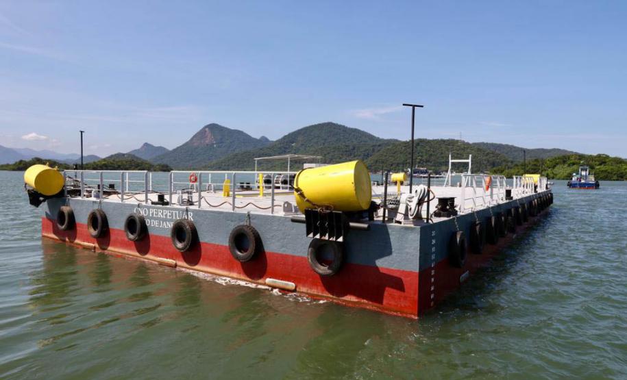 Obra da Ponte de Guaratuba-Matinhos recebe nova balsa de apoio marítimo