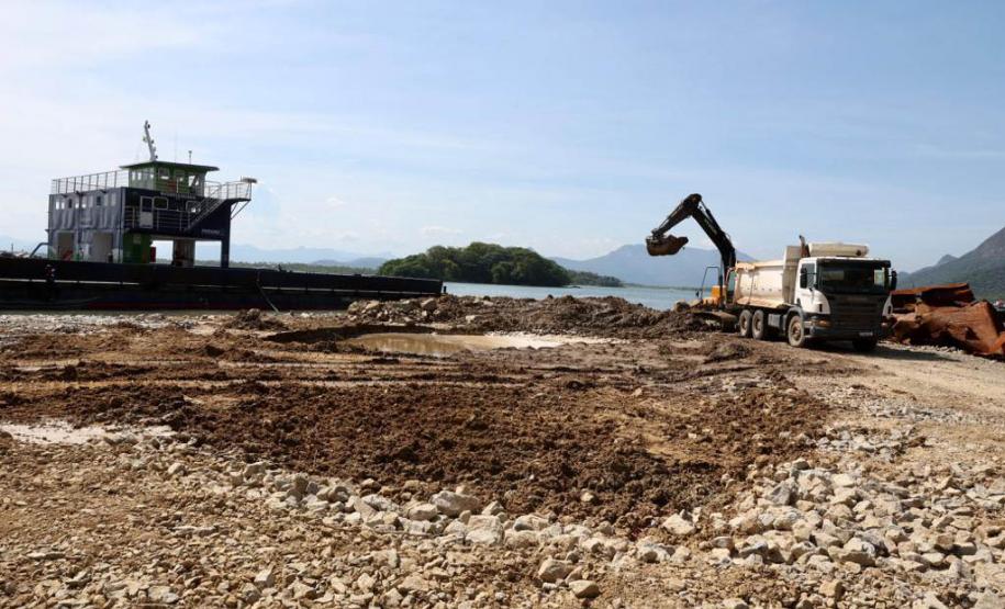 Obra da Ponte de Guaratuba-Matinhos recebe nova balsa de apoio marítimo