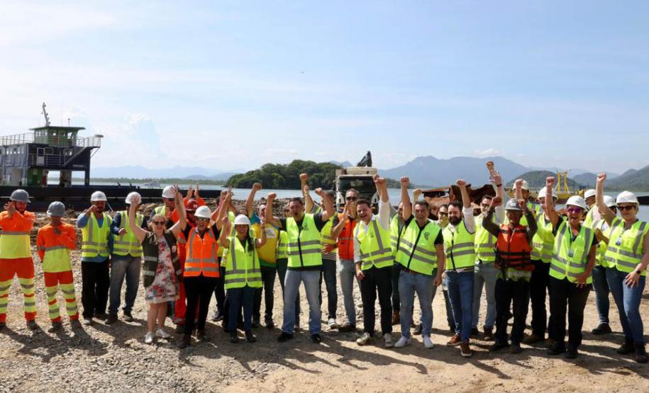 Obra da Ponte de Guaratuba-Matinhos recebe nova balsa de apoio marítimo