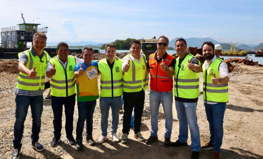 Obra da Ponte de Guaratuba-Matinhos recebe nova balsa de apoio marítimo