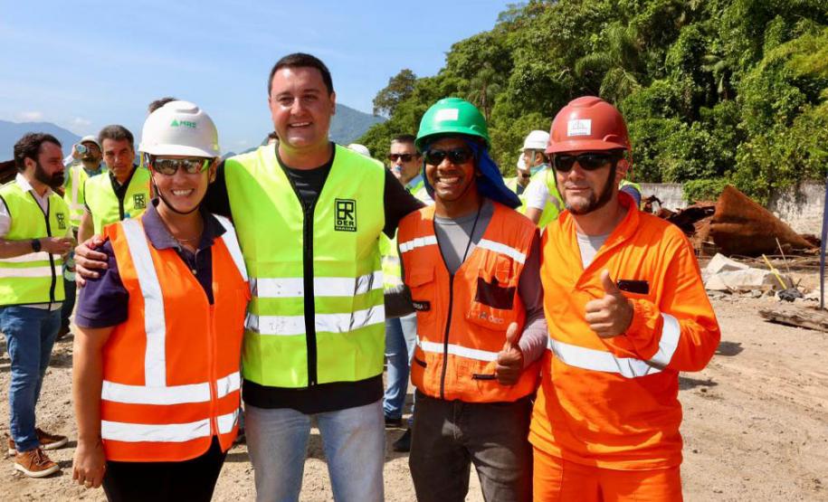 Obra da Ponte de Guaratuba-Matinhos recebe nova balsa de apoio marítimo