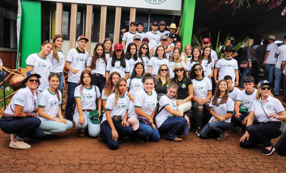 1,4 mil alunos dos Colégios Agrícolas e Florestais do Paraná visitam o Show Rural