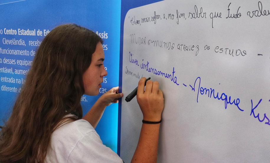 1,4 mil alunos dos Colégios Agrícolas e Florestais do Paraná visitam o Show Rural