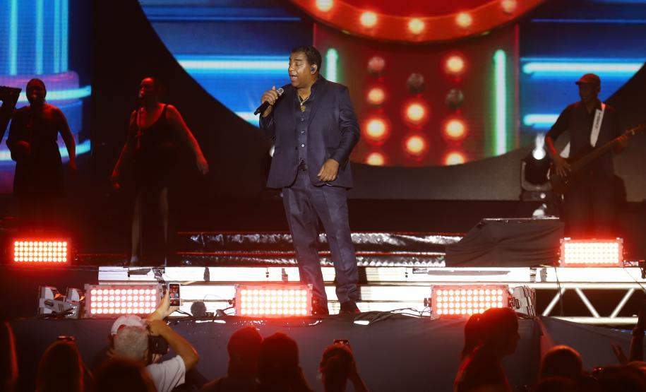 Raça Negra e Amado Batista emocionam mais de 100 mil fãs em shows no Litoral