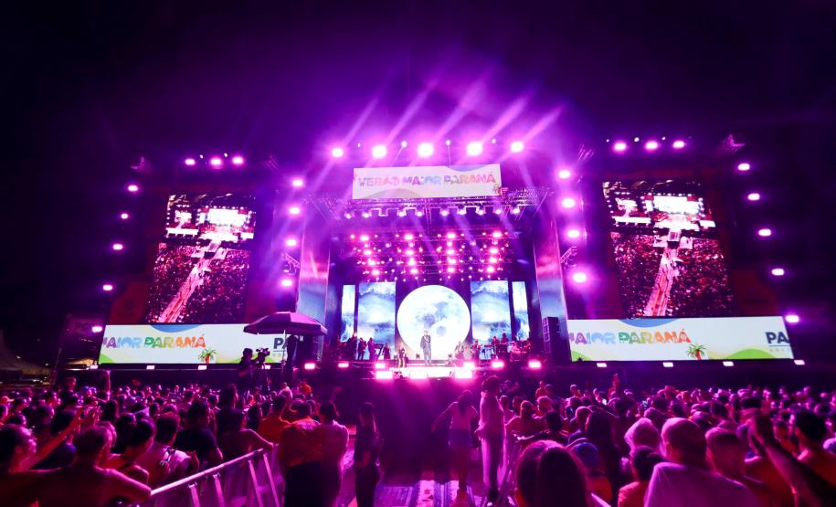 Raça Negra e Amado Batista emocionam mais de 100 mil fãs em shows no Litoral