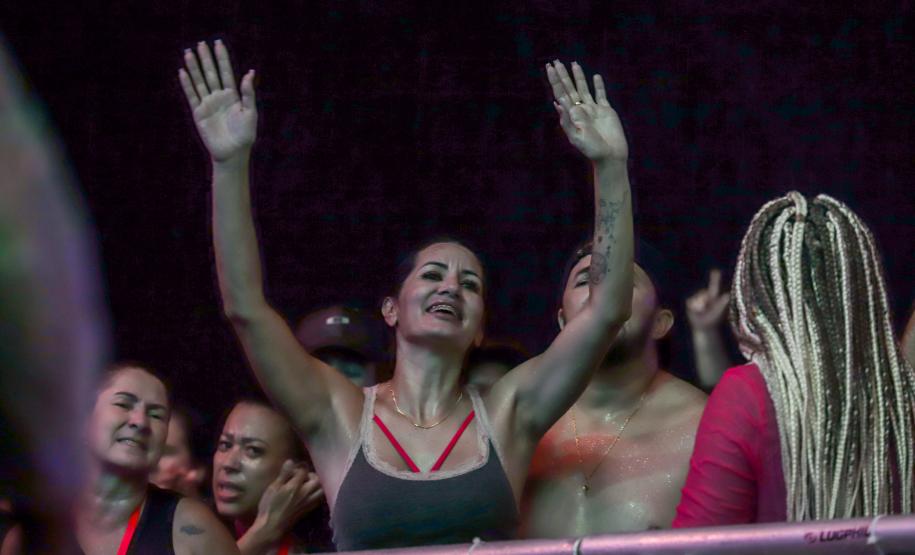 Raça Negra e Amado Batista emocionam mais de 100 mil fãs em shows no Litoral