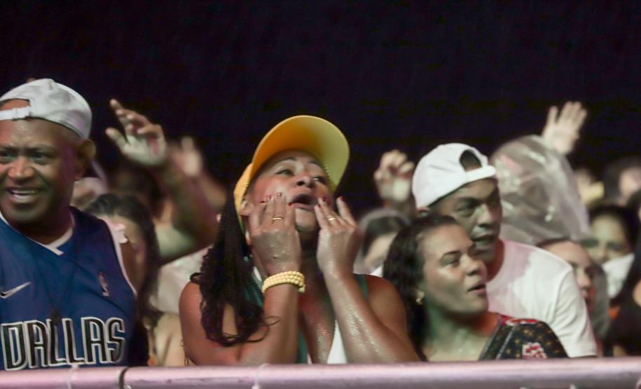 Raça Negra e Amado Batista emocionam mais de 100 mil fãs em shows no Litoral