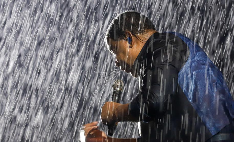 Raça Negra e Amado Batista emocionam mais de 100 mil fãs em shows no Litoral