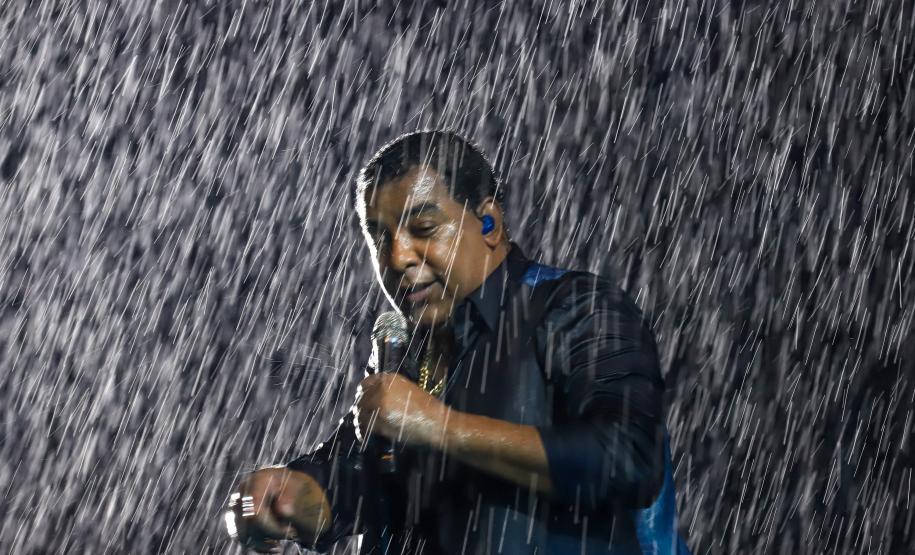 Raça Negra e Amado Batista emocionam mais de 100 mil fãs em shows no Litoral