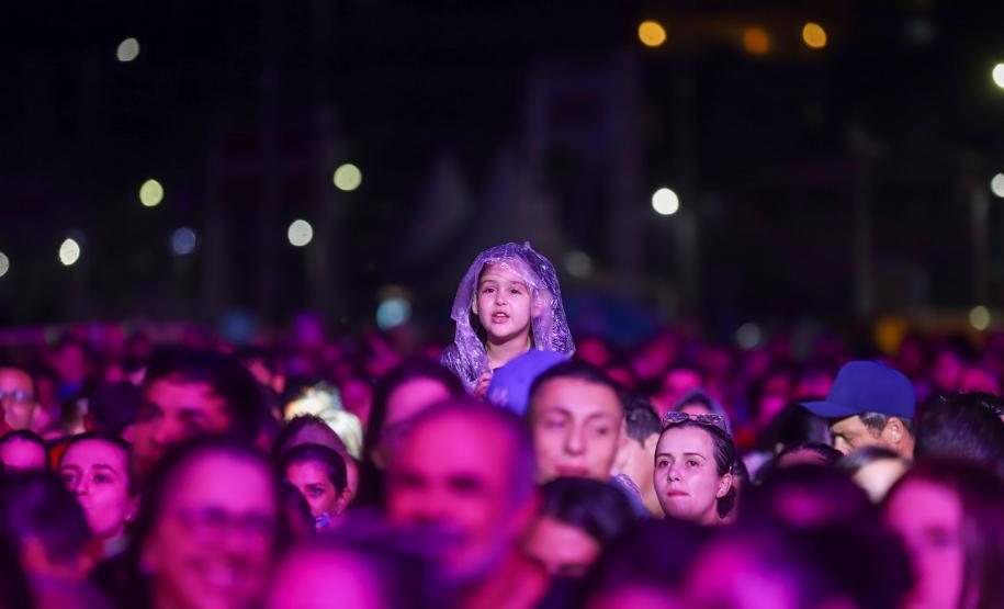 Raça Negra e Amado Batista emocionam mais de 100 mil fãs em shows no Litoral