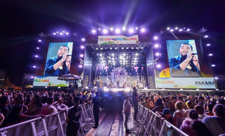 Raça Negra e Amado Batista emocionam mais de 100 mil fãs em shows no Litoral