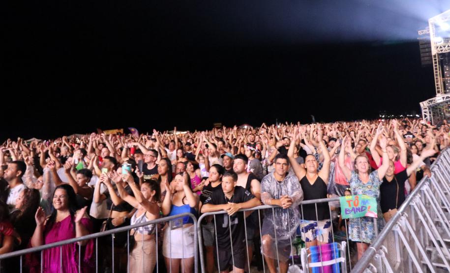 Raça Negra e Amado Batista emocionam mais de 100 mil fãs em shows no Litoral