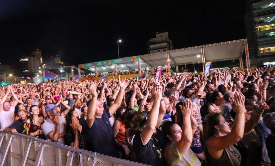 Raça Negra e Amado Batista emocionam mais de 100 mil fãs em shows no Litoral